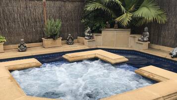 Outdoor spa tub
