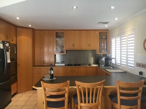 Microwave, dishwasher, coffee/tea maker, toaster - Easy stay Beachside Hove Executive spacious duplex home . Outside heated spa (Hove)