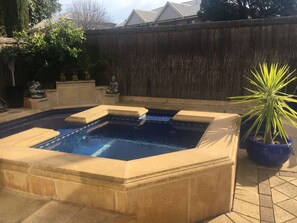 Outdoor pool - Easy stay Beachside Hove Executive spacious duplex home . Outside heated spa (Hove)