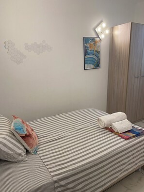 3 chambres, fer et planche à repasser, Wi-Fi, draps fournis