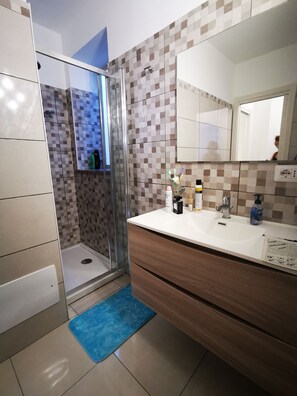 Douche, sèche-cheveux, bidet, serviettes fournies