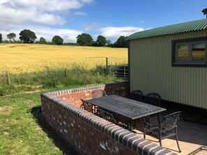 Outdoor dining - Shepherds View at Oaks Barn Farm with optional salt water hot tub nr Stratford. (Alcester)