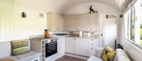 TV connectée, lecteur de DVD, livres