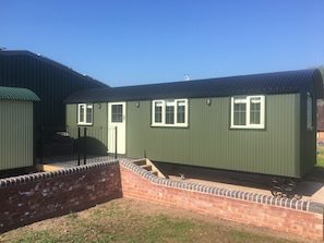 Exterior - Shepherds View at Oaks Barn Farm with optional salt water hot tub nr Stratford. (Alcester)
