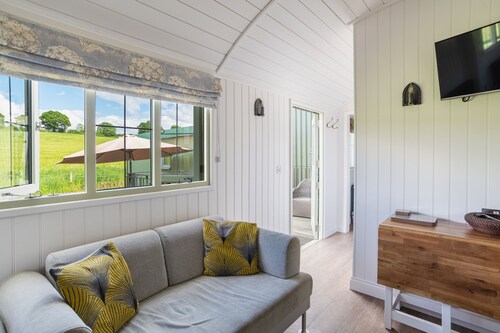 Paimennäkymä Oaksin pihatilalla valinnaisella suolaisen veden kylpytynnyrillä nr Stratford.