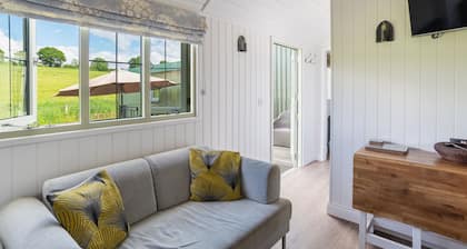 Paimennäkymä Oaksin pihatilalla valinnaisella suolaisen veden kylpytynnyrillä nr Stratford.