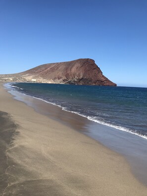 Accommodatie ligt op het strand, ligstoelen, strandlakens