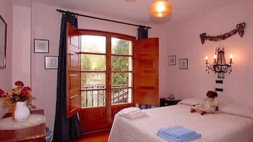 5 habitaciones, tabla de planchar con plancha, wifi y ropa de cama