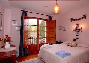 5 habitaciones, tabla de planchar con plancha, wifi y ropa de cama