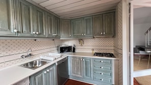 Refrigerador, microondas, horno, placa de cocina