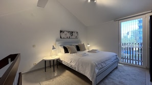 1 habitación, tabla de planchar con plancha y cuna de viaje