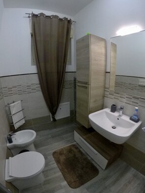 Sèche-cheveux, bidet, serviettes fournies