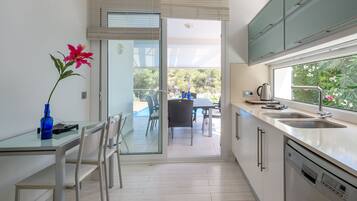 Réfrigérateur, micro-ondes, four, cafetiÚre/bouilloire