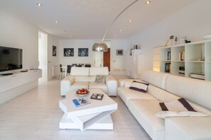 Een televisie, videogames, boeken en een muziekbibliotheek