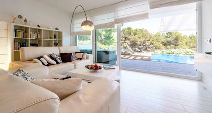 Ylellinen huvila Coves Novesissa