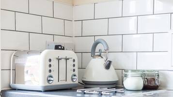 Coffee/tea maker, fridge, microwave, oven