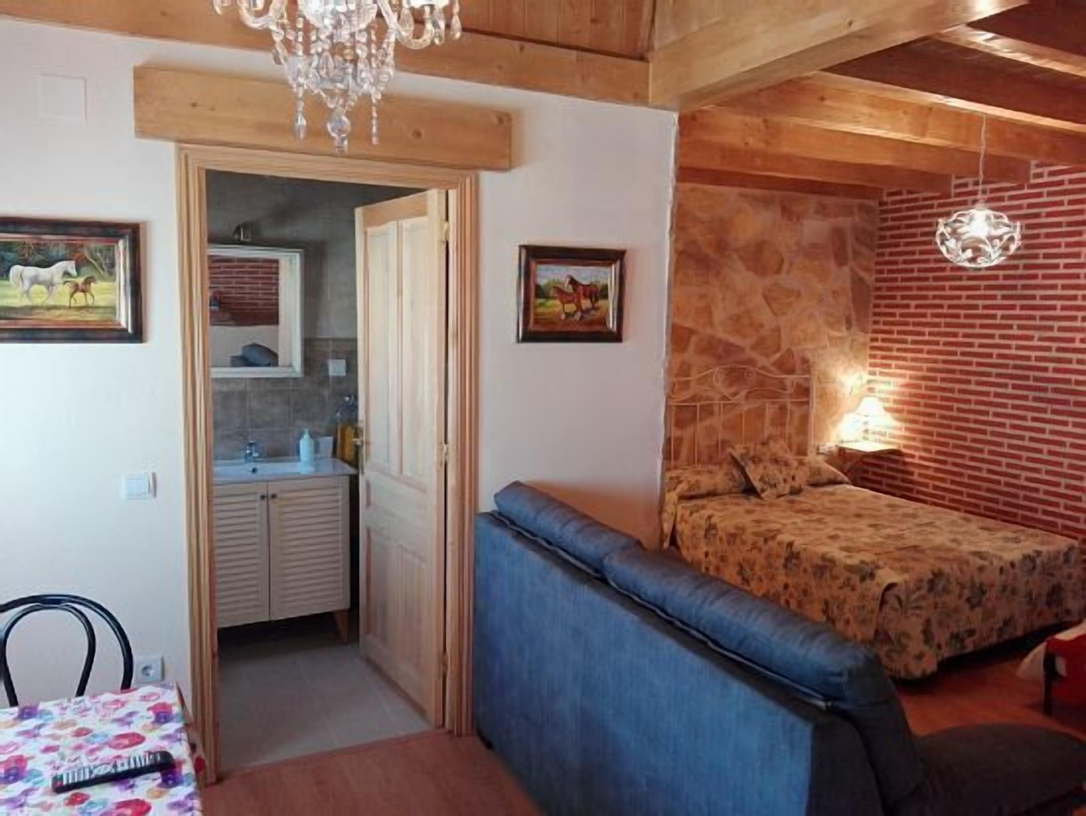 Tabla de planchar con plancha, wifi y ropa de cama 