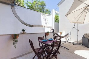 Outdoor dining - HostWise | Flat w/ Jacuzzi & Terrace (Porto)