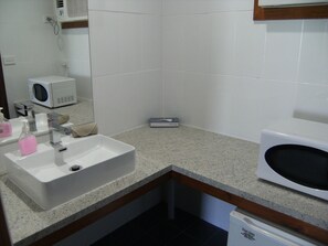 Habitación clásica con 2 camas individuales | Lavabo del cuarto de baño