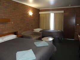 Ropa de cama de alta calidad, colchones con pillow-top y escritorio 