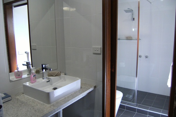Chambre classique double | Salle de bain | Douche, douche cascade, articles de toilette (gratuits)