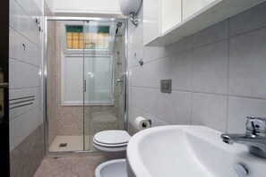 Haartrockner, Handtücher, Seife, Toilettenpapier