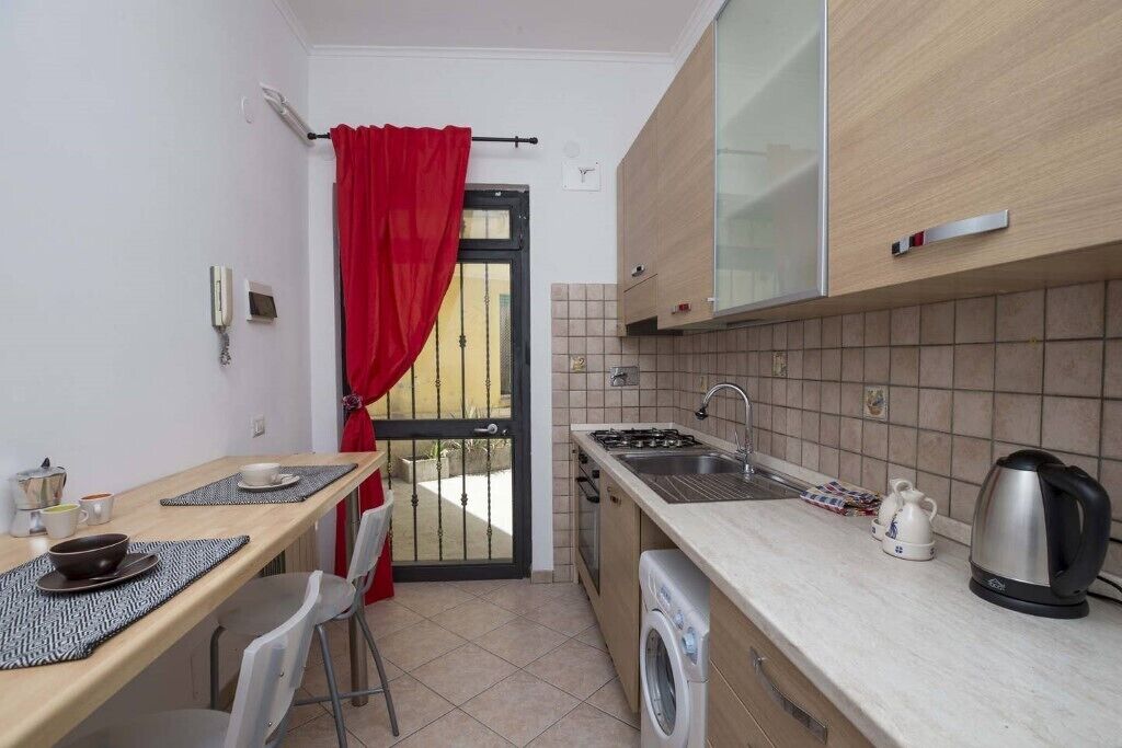 Réfrigérateur, four, plaque de cuisson, cafetière/bouilloire