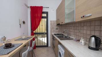 Kühlschrank, Ofen, Herdplatte, Wasserkocher mit Kaffee-/Teezubehör