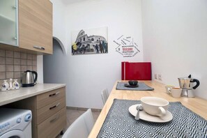 Kühlschrank, Ofen, Herdplatte, Wasserkocher mit Kaffee-/Teezubehör