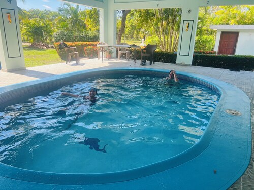 Casa piscina privada, ideal para familia, Tela (cerca de la playa 3 min)