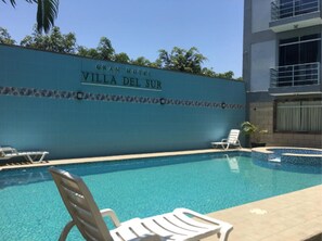 A pool area with lounge chairs and a sign reading "Gran Hotel Villa del Sur". - Gran Hotel Villa del Sur (San Vicente de Cañete)