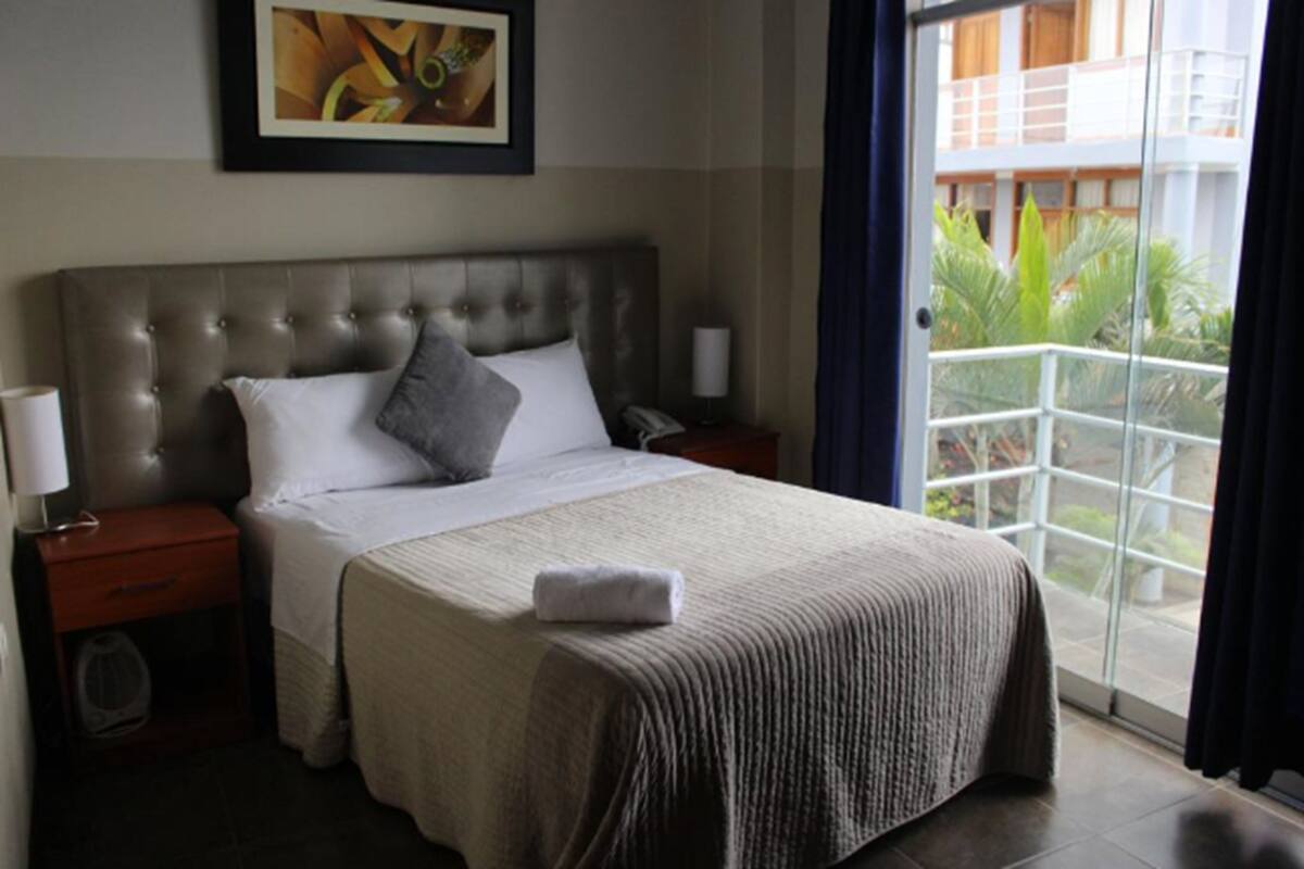 Quarto básico, 1 cama de casal | Wi-Fi de cortesia, roupa de cama