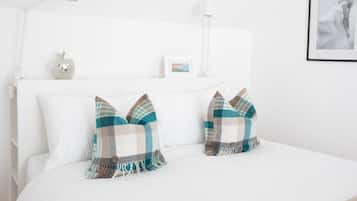 3 makuuhuonetta, työpöytä, silitysrauta/-lauta, vauvan matkasänky