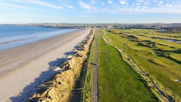 Ranta lähistöllä, rantapyyhkeitä