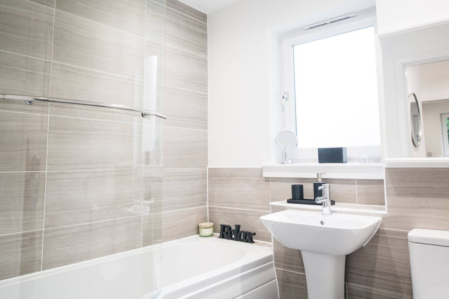 Ensemble douche/baignoire, sèche-cheveux, serviettes fournies, savon