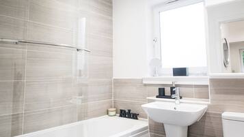 Ensemble douche/baignoire, sĂšche-cheveux, serviettes fournies, savon