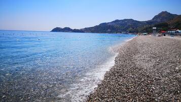 På stranden, solstolar och strandhanddukar