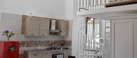 Jääkaappi, uuni, liesi, kahvin-/teenkeitin