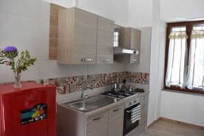 Kühlschrank, Ofen, Herdplatte, Wasserkocher mit Kaffee-/Teezubehör