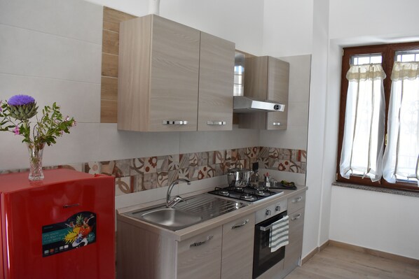 Frigorifero, forno, piano cottura, macchina per tè/caffè