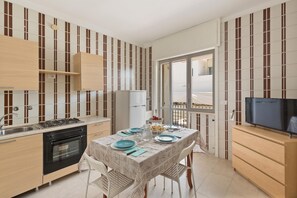 Kühlschrank, Herdplatte, Kochgeschirr/Geschirr/Besteck