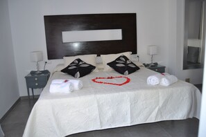 3 bedrooms, iron/ironing board, free WiFi - Casa Rural El Pozuelo three bedroom house total user use (Rubielos de Mora)