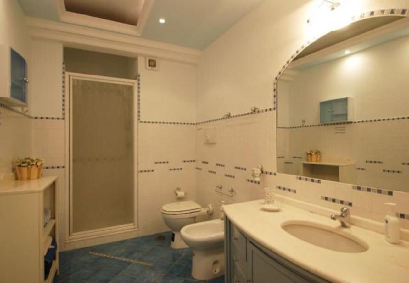Regadera, secadora de cabello, bidet, toallas 