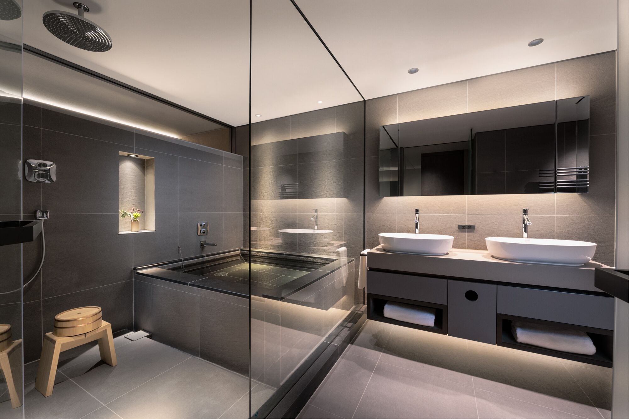 Deluxe Suite, 2 Bedrooms | Bathroom