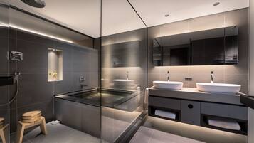 Deluxe Suite, 2 Bedrooms | Bathroom