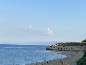 A coastal beach with rocky cliffs and a clear sky. - Independent and functional Stella Marina house. (Anzio)