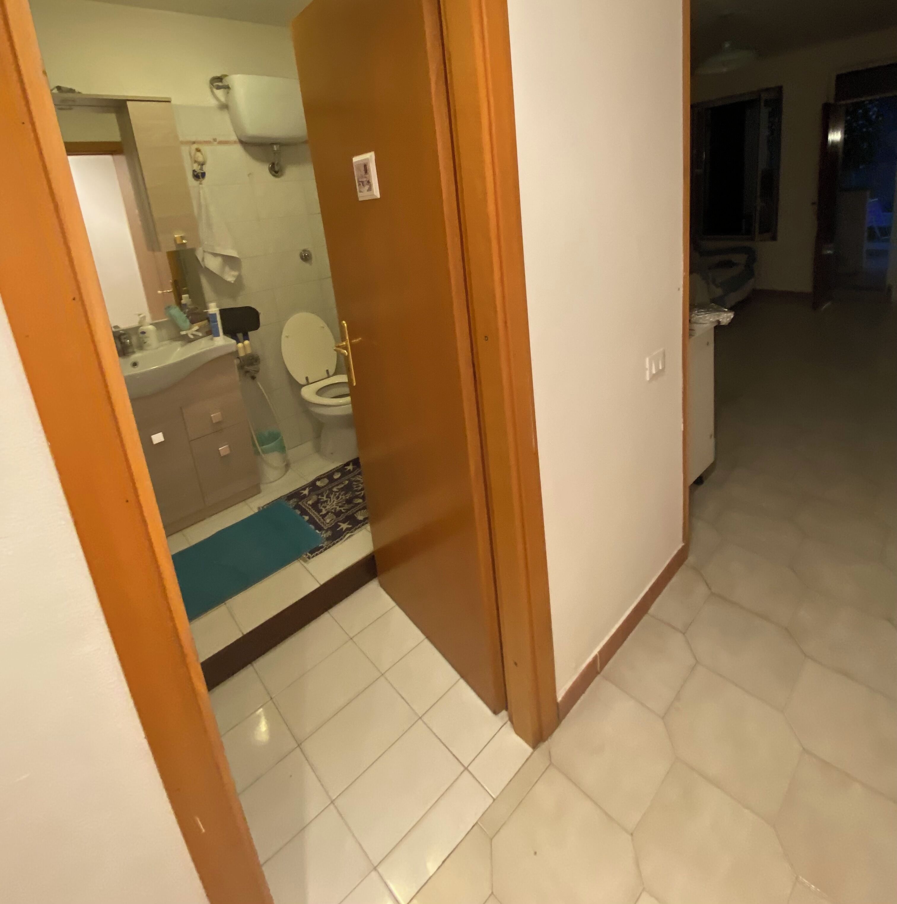 Une salle de bain avec des toilettes, un lavabo et un miroir.
