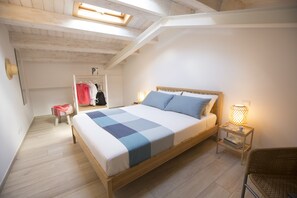1 Schlafzimmer, Schreibtisch, Bügeleisen/Bügelbrett, Reisekinderbett