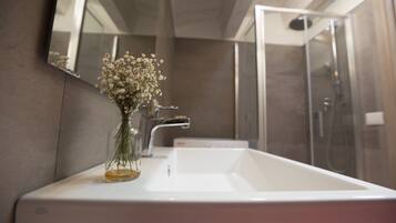 Doccia, asciugacapelli, bidet, asciugamani