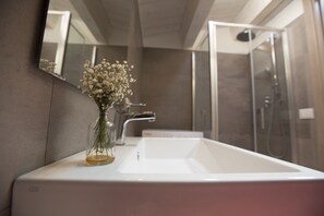 Dusche, Haartrockner, Bidet, Handtücher
